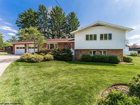 674 Manor Pl, Morgantown, WV 26505