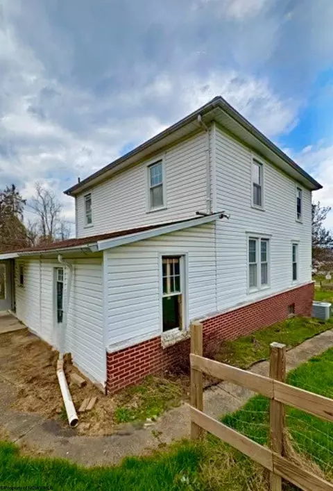 301 Hampton Rd, Fairmont, WV 26554