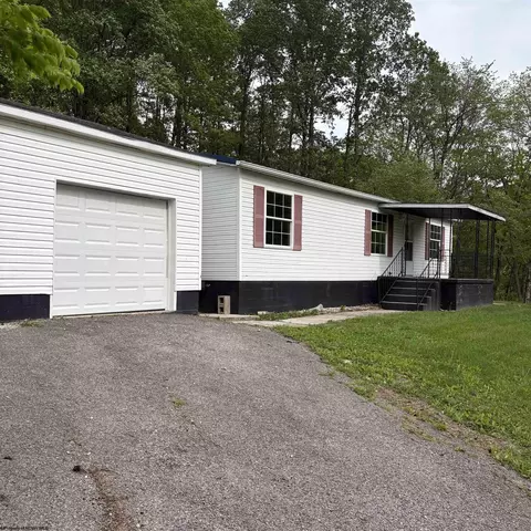 24 Seventh St, Hendricks, WV 26271