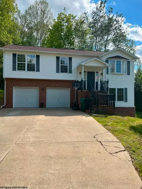 1002 Sherwood Cir, Bridgeport, WV 26330