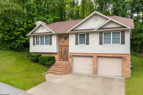 2061 Pinecrest Dr, Morgantown, WV 26505