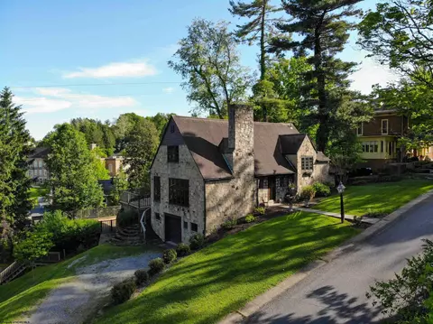 8 Sunset Dr, Fairmont, WV 26554