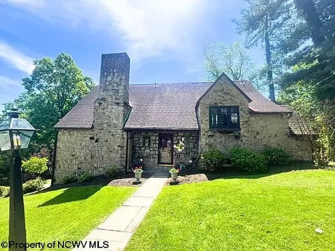 8 Sunset Dr, Fairmont, WV 26554
