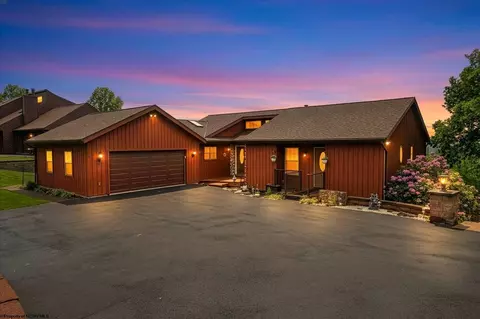 1122 Queens Ct, Morgantown, WV 26508