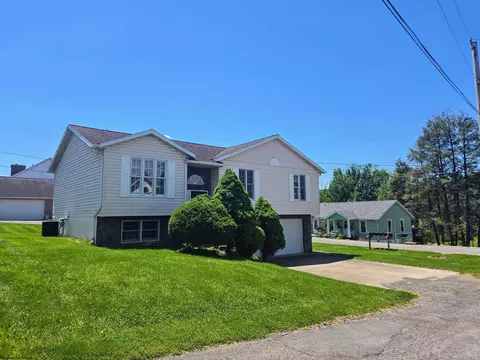 2 Hawley Ln, Star City, WV 26505