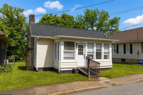 227 Maple Ave, Bridgeport, WV 26330