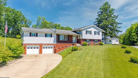 1354 Pineview Dr, Morgantown, WV 26505