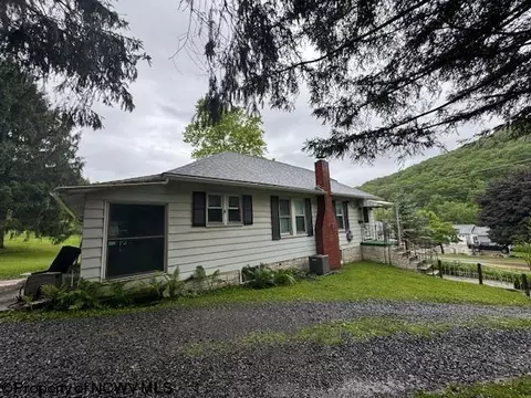 1719 Tyrone Rd, Morgantown, WV 26508