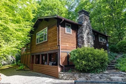 302 Pineview Dr, Clarksburg, WV 26301