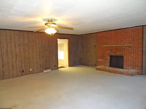 Living - 93 Maple Ave, Westover, WV 26501 photo 2 of 4