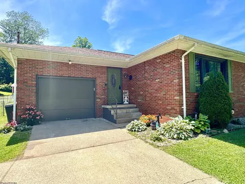 316 Hickory Ln, Weston, WV 26452
