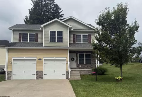 25 Augusta Pines Dr, Fairmont, WV 26554