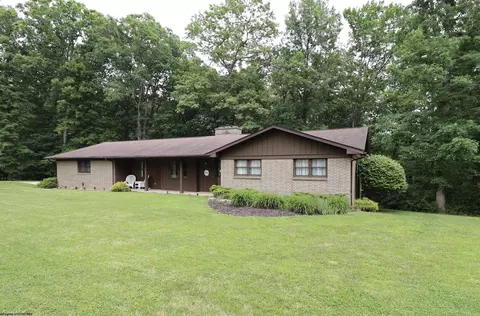 428 Pinewood Dr, Elkins, WV 26241