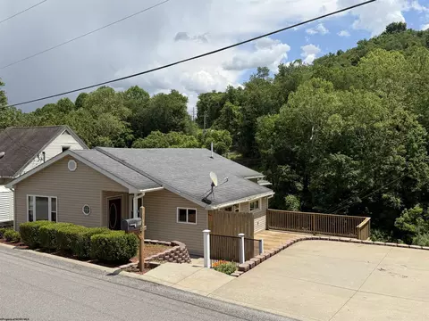315 Thomas Ave, Nutter Fort, WV 26301