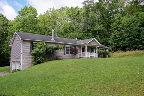 310 Auburn Hills Dr, Bruceton Mills, WV 26525
