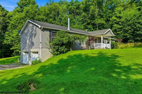 310 Auburn Hills Dr, Bruceton Mills, WV 26525