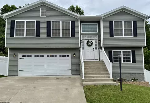 249 Woodbury Dr, Fairmont, WV 26554