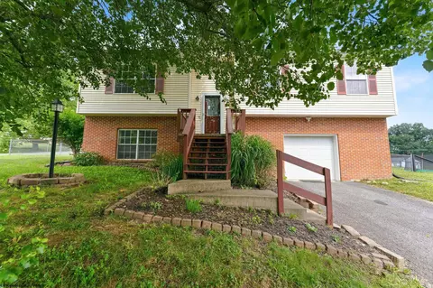 32 Woodside Ln, Bridgeport, WV 26330