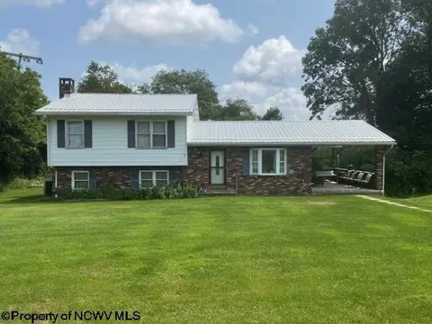 52 Howesville Dr, Tunnelton, WV 26444