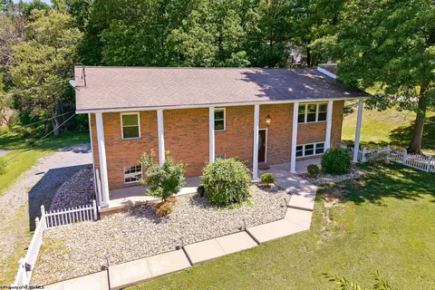 878 Shaffer Ln, Morgantown, WV 26508