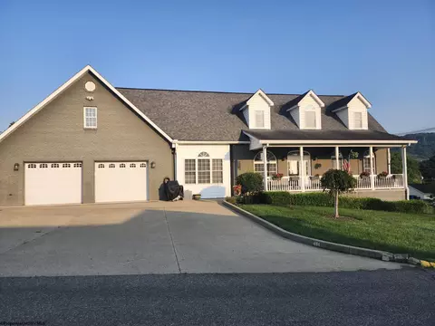 461 Congress Ave, Star City, WV 26505
