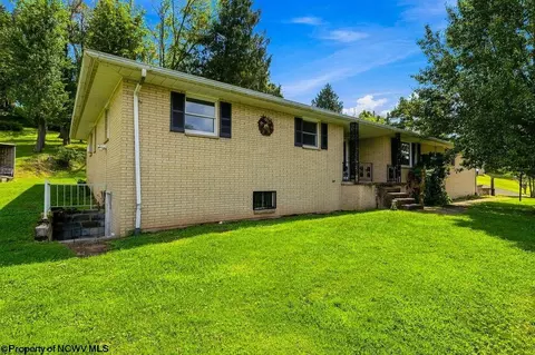 30 Cleveland Ave, Clarksburg, WV 26301