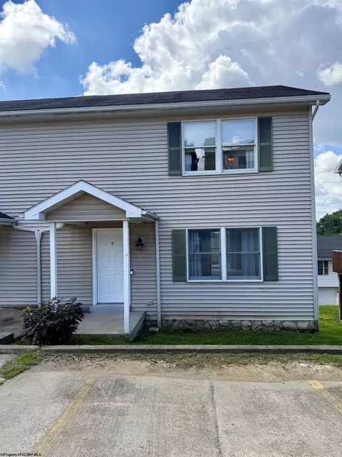 8 Riddle Ct, Morgantown, WV 26505