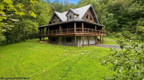 95 Victoria St, Lost Creek, WV 26385