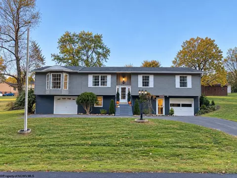 139 Carlson Dr, Grafton, WV 26354