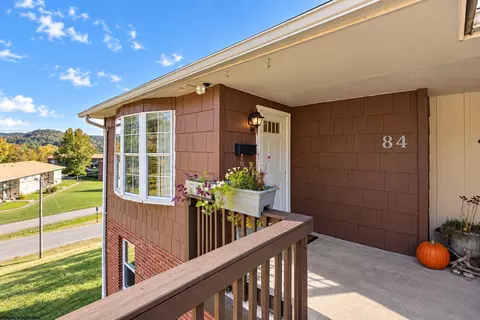 84 Pinewood Ln, Clarksburg, WV 26301