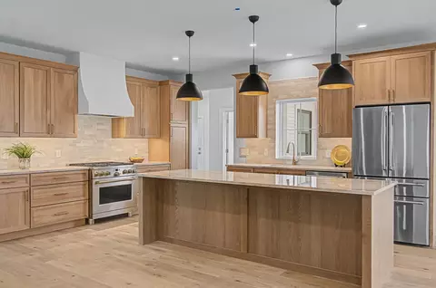 897 Falls Rd, Shelburne, VT 05482