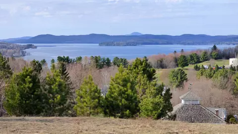 51 Hartley Ln, Newport City, VT 05855