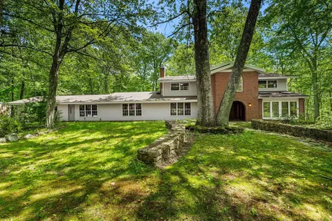 28 Olde Lantern Rd, Bedford, NH 03110