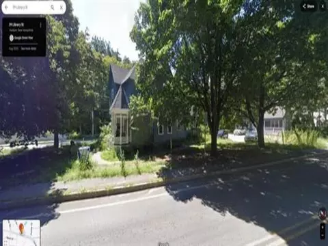 39 Library St, Hudson, NH 03051