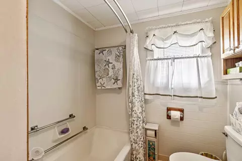 Bath - 423 E Alburgh Rd, Alburgh, VT 05440 photo 2 of 2