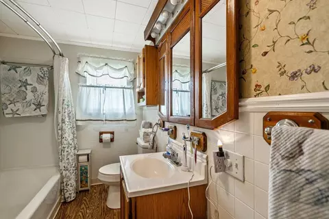 Bath - 423 E Alburgh Rd, Alburgh, VT 05440 photo 1 of 2