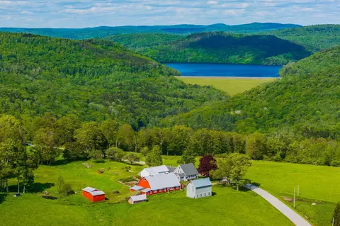 395 King Hill Rd, Readsboro, VT 05350