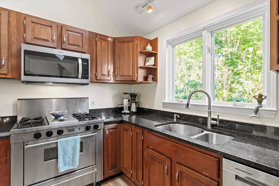 Kitchen - 9 Baldwin Ln, Bedford, NH 03110 photo 3 of 4