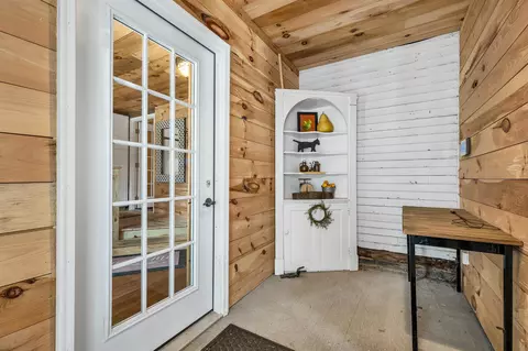 Entry Way - 288 N River Rd, Epping, NH 03042 photo 1 of 4