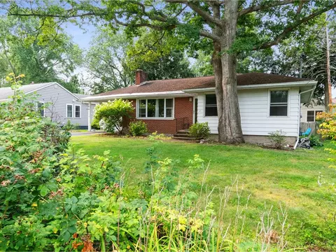 12 Iroquois Ave, Essex Junction, VT 05452