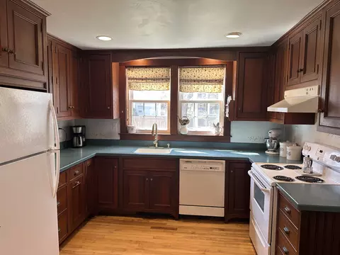 13 Grand St, Claremont, NH 03743