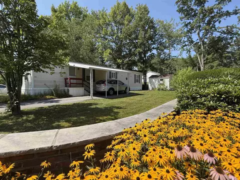 101 Robinhood Dr, Exeter, NH 03833