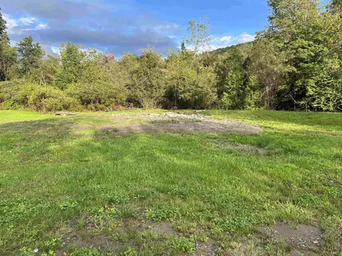 77 School St, Marshfield, VT 05658