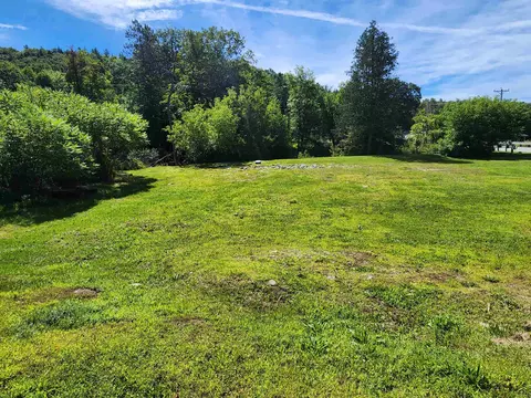 77 School St, Marshfield, VT 05658