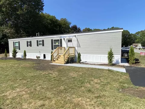 95 Lillian Ave, Seabrook, NH 03874