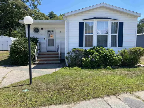 27 Stacey Ave, Seabrook, NH 03874