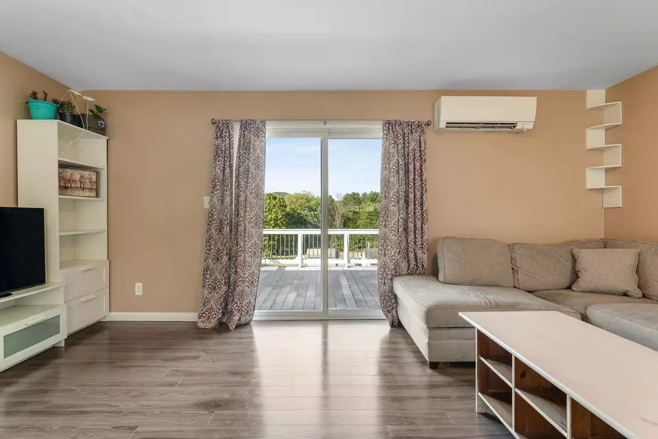 Living - 7 Panther Dr, Orange, VT 05641 photo 2 of 4