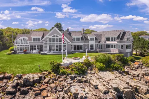 113 Bald Head Cliff Rd, Cape Neddick, ME 03902