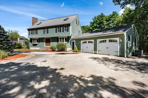 9 County Rd, Windham, NH 03087