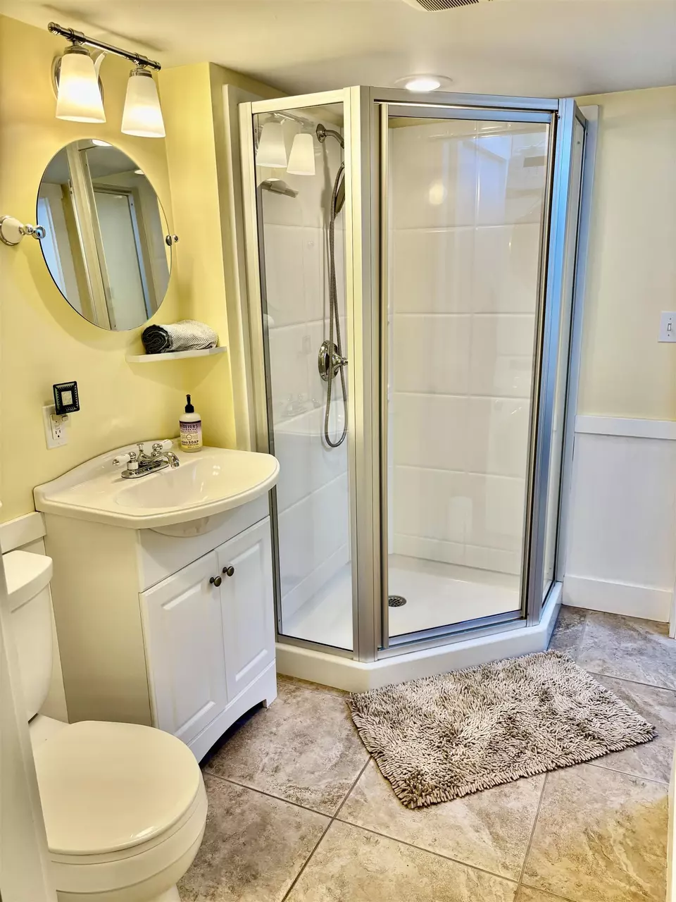 Bath - 281 Dennett St, Portsmouth, NH 03801 photo 1 of 2